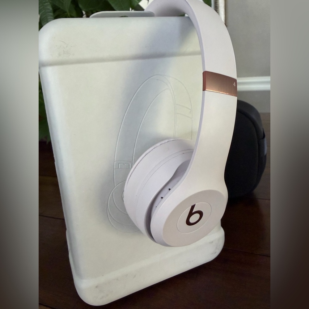 Beats Solo4 Wireless Headphones - On-Ear Wireless Headphones - Cloud Pink - Picture 5 of 6